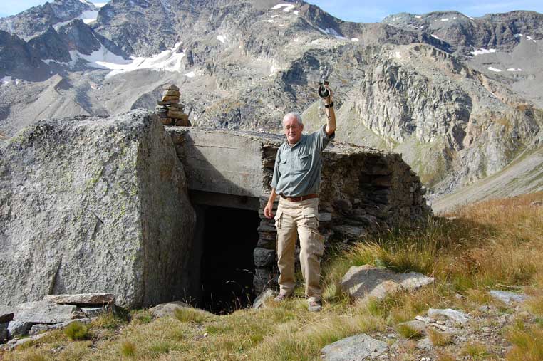 Anche dalla 71 un Salutissimo Alpino agli amici del VECIO,ma la giornata non è finita.Adesso ci dirigiamo verso l'ex Casermetta GaF divenuta Rifugio Pian Ballotta.Buon proseguimento