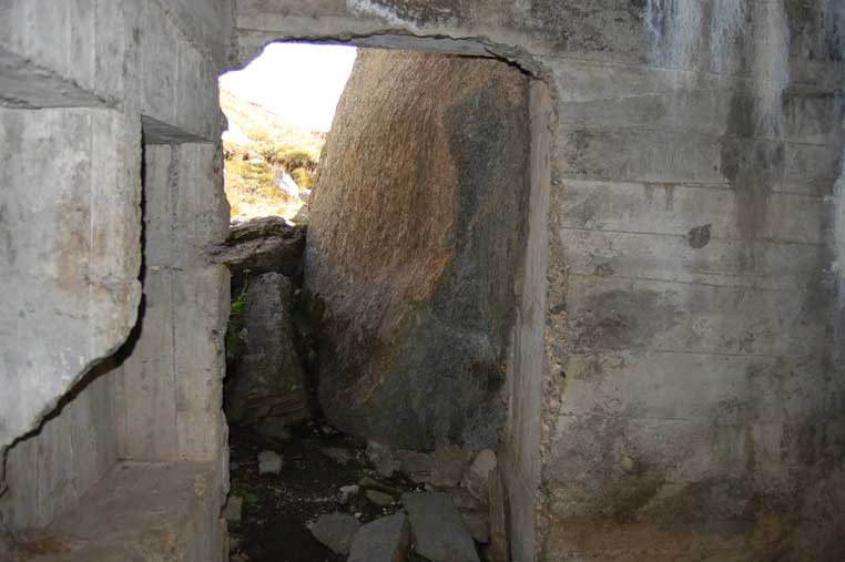 L'ingresso visto dall'interno.Notare il grande masso al quale si appoggia la postazione