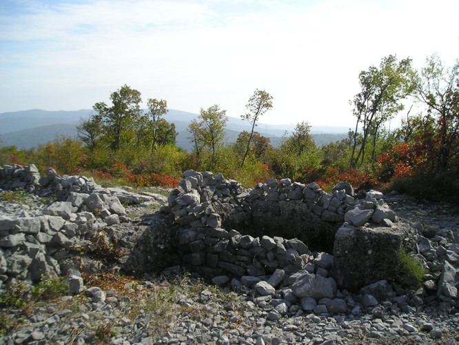 Alla sinistra della foto si nota una postazione, meglio evidenziata in quest’altra fotografia: