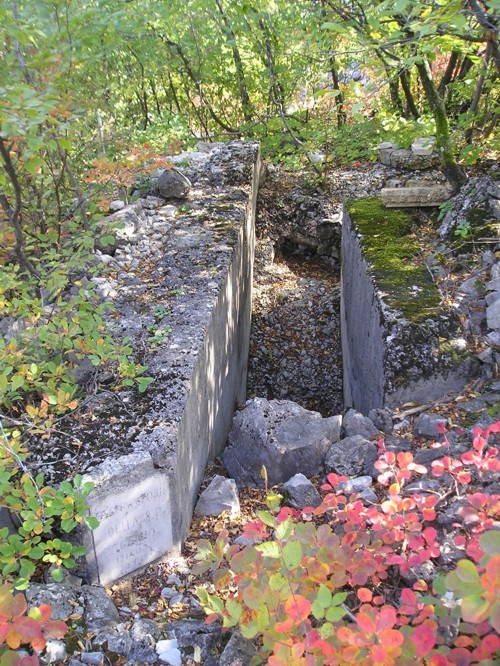 Poco più in la ci sono dei muri in cemento con una lapide che ne ricorda l’utilizzo come Osservatorio della 28.a Divisione: