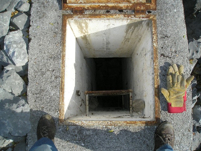 Con uno portellone d’ingresso ed a fianco uno più piccolo per l’uscita di sicurezza: