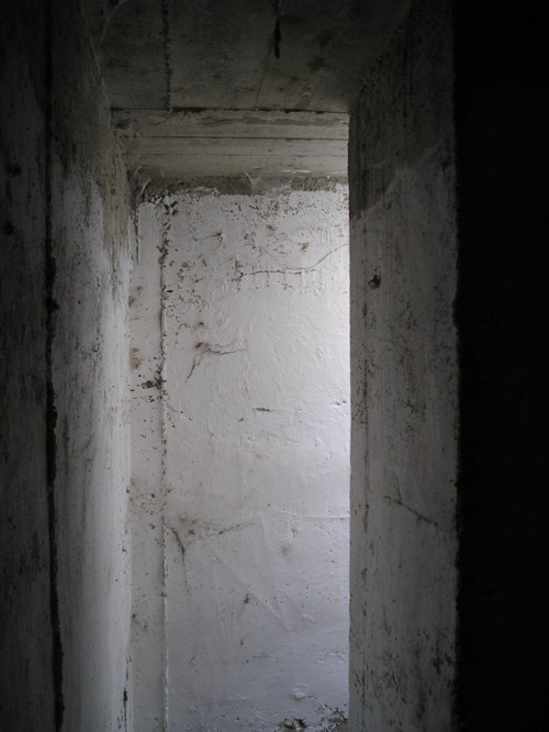 . . . dove sulla parete in fondo a destra vi è un piccolo corridoio che porta all’uscita di sicurezza: