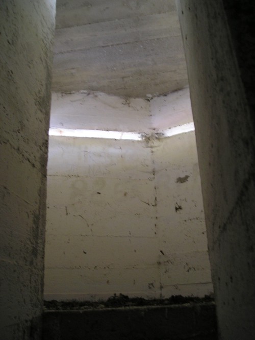 Dall’altra parte della camerata un altro corridoio ad angolo porta all’interno dell’osservatorio dove si apre la feritoia alta appena 8 cm. ma con una amplissima visuale :