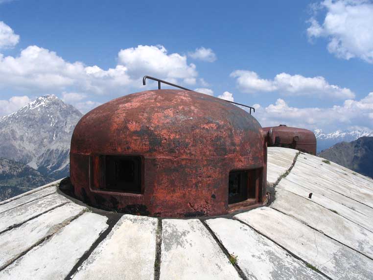 Il Blocco 4 dellì'Opera Maginot dello Janus.In primo piano la cupola GFM colpita.<br />Sullo sfondo la cima dello Chaberton