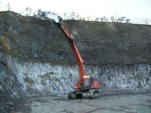 Hitachi 650 con martellone 60qli