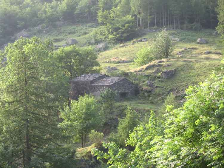 La postazione 8 dello Sbarramento di Villanova vista dal sentiero di salita al Rifugio Jervis al Prà