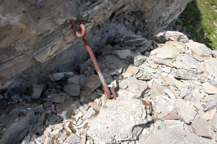 Picchetto per filo spinato nei pressi del Blocco