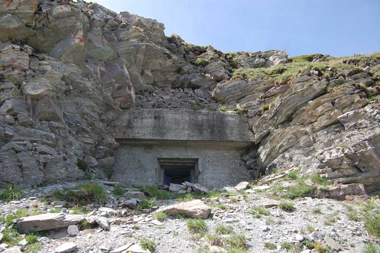 Vista frontale del Blocco2 armato con una mitragliatrice.Il Blocco rassomiglia sicuramente più a un'opera del Vallo Alpino che a un Blocco Maginot