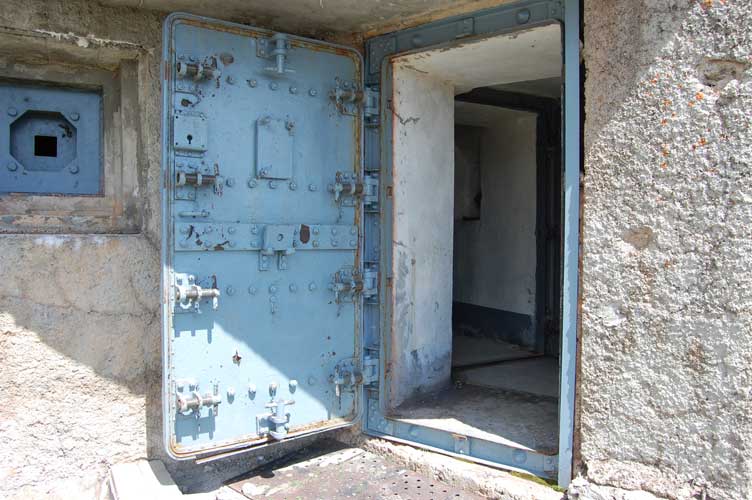 Particolare della porta blindata e dei chiavistelli di chiusura