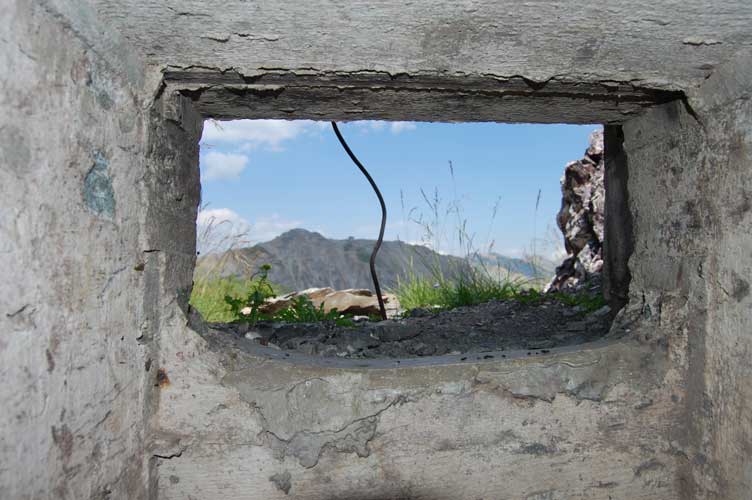 Campo di tiro dell'arma.Sullo sfondo la cima dello Janus