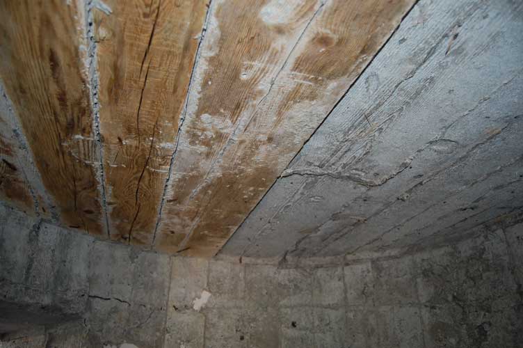 La volta della casamatta conserva ancora le assi in legno dell'armatura del getto
