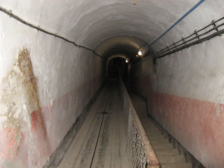 Gros Ouvrage du Sain Gobain-Corridoio verso il Blocco 4.A dx la scala per il personale e a sx il montacarichi per le munizioni con inclinazione di 45°