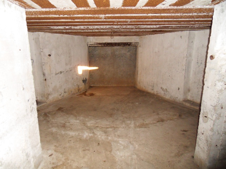 Interno con apertura verso il mare murata. Nb la traccia sul pavimento a semicerchio per il brandeggio del pezzo?