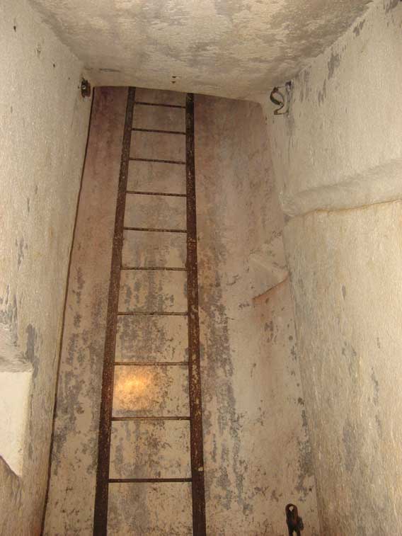 Scala a pioli metallica verso la base dell'arma