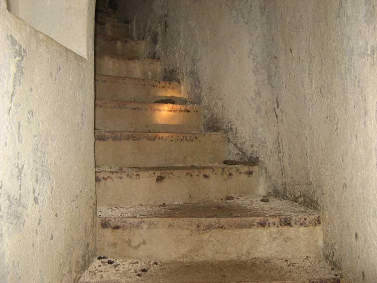 Scala in muratura verso la base del pozzo dell'arma