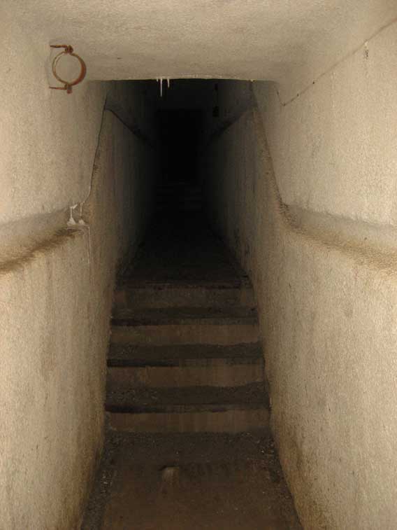 Scala in muratura lungo il corridoio principale