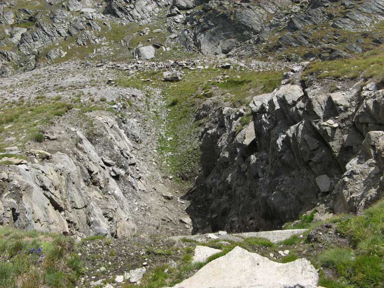 La trincea di accesso e l'ingresso visti dall'alto