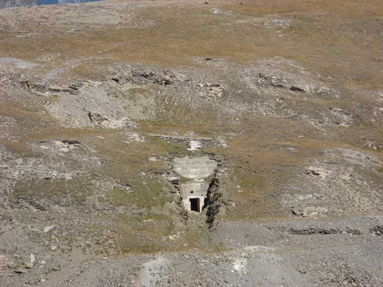 Il versante S del rilievo al cui interno fu realizzato il Centro 7 e l'ingresso principale visti dal Malamot