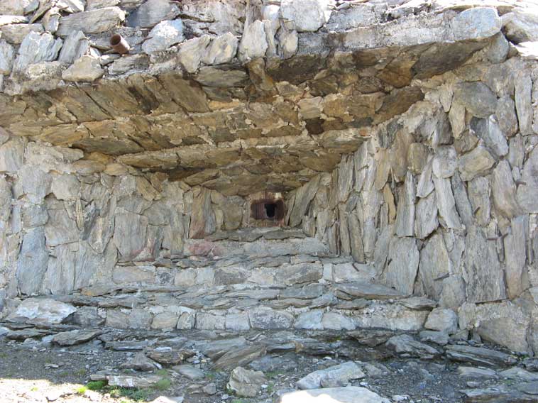 L'accurato mimetismo in pietre dell'apertura dell'osservatorio