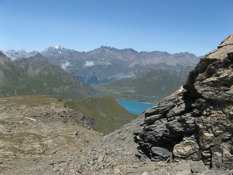 Appena usciti non possiamo fare a meno di volgere lo sguardo verso il lago e il Colle del Moncenisio,un ambiente di bellezza unico.