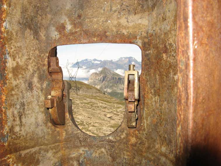 Campo visivo dalla feritoia dello scudo verso il Colle del Piccolo Moncenisio.Visibile in primo piano la Pointe de Bellecombe