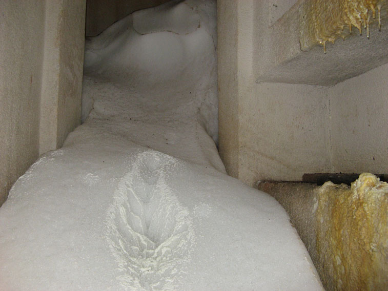 27 luglio 2008-Caposaldo Malamot-Centro di Fuoco 8-La neve penetrata dalla feritoia dell'arma e depositatasi alla base del pozzo è ormai perenne.Ancora qualche anno e anche qui aumentando di spessore occluderà completamente l'accesso