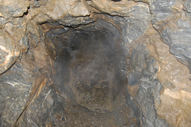 Centro di Fuoco 9-Caposaldo Malamot-Quota 2700 m. slm-Corridoio non rivestito verso l'Osservatorio e la Postazione per mitragliatrice completamente occluso dal ghiaccio