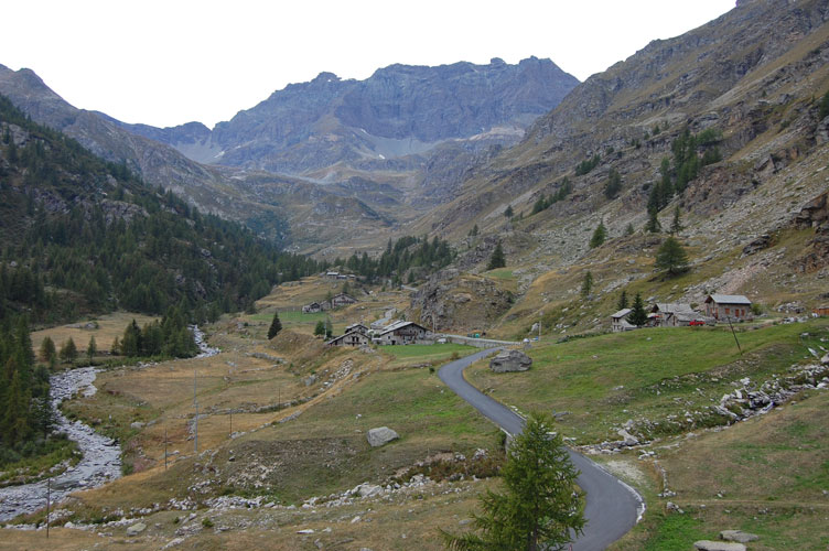 Il campo di tiro dell'arma visto dal tetto della Postazione.Visibili il torrente Orco,le baite della frazione Chiapili e la strada proveniente dal Nivolet.Sullo sfondo l'imponente bastionata rocciosa formata dalle cime Galisia,Bousson e Basei tutte alte oltre 3000 m.