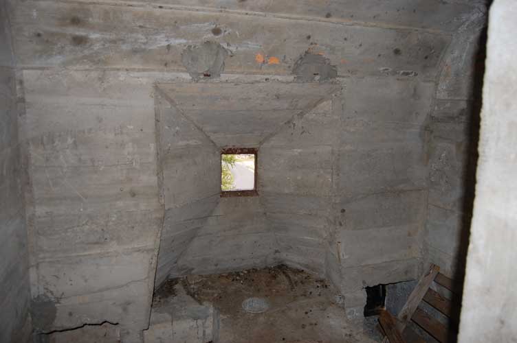 La feritoia dell'arma con gli angolari metallici di rinforzo