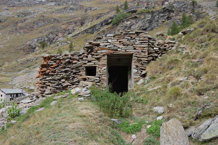 Il fronte W della Postazione con l'ingresso e l'apertura della fotofonica