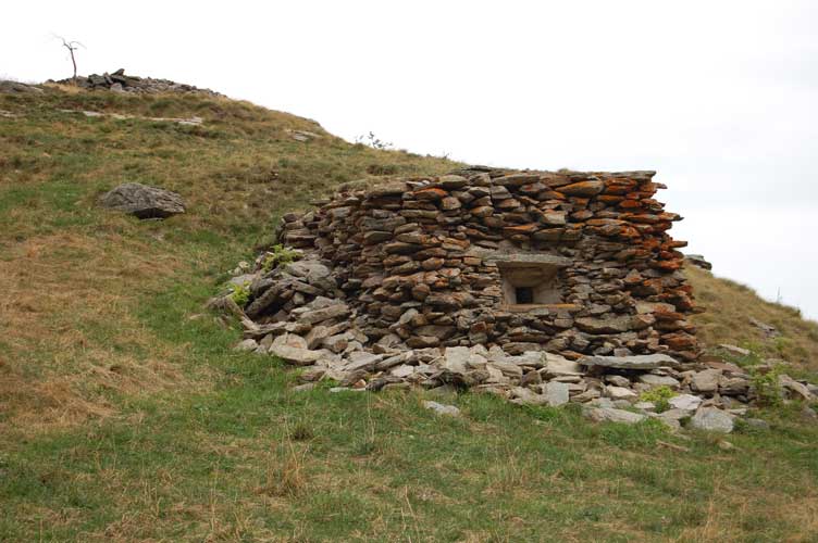 Vista ravvicinata del fronte N della Postazione