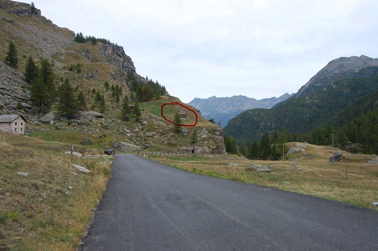 La piana dei Chiapili ove parcheggeremo l'auto.Visibili il rilievo e cerchiata in rosso la 77