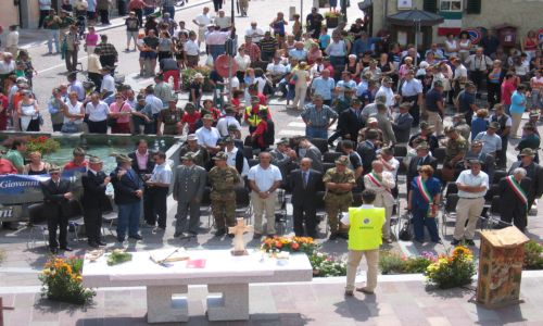 Quello in SCBT e le braccia incrociate e' il Comandante delle Truppe Alpine.