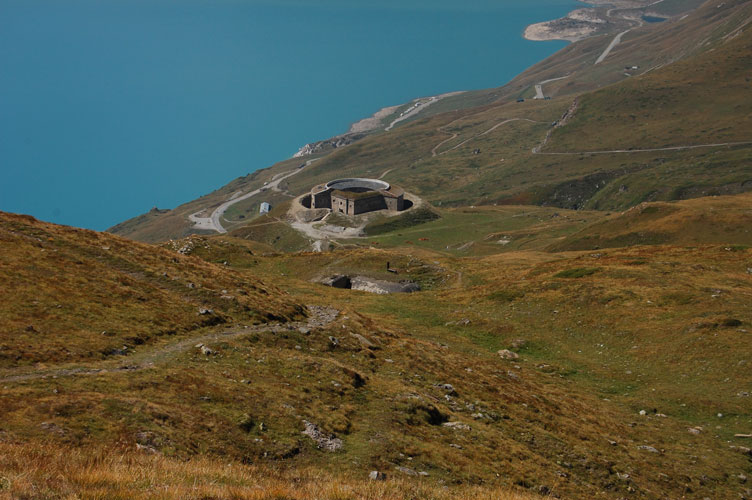 Il Forte Roncia,il Ricovero B e il lago del Moncenisio visti dal sentiero che sale al lago Clair