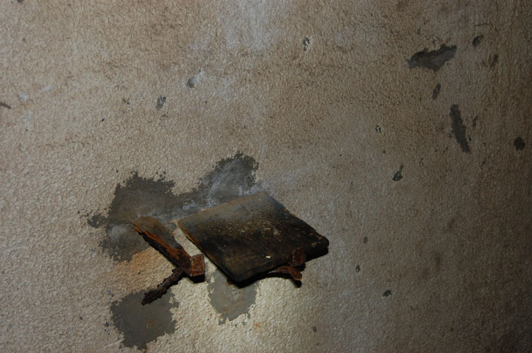 Sulla parete di fondo del Ricovero questa mensola serviva forse per un apparecchio telefonico