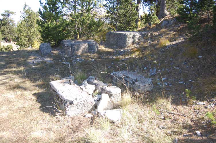 I resti del basamento della teleferica nei pressi della cima