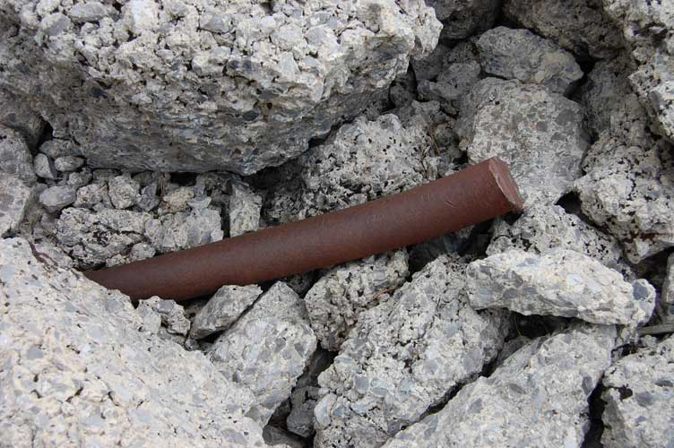 I resti di un tirante in acciaio che fissava l'anello della torretta al calcestruzzo