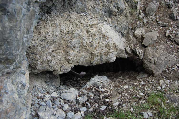 La fessura in foto è tutto ciò che resta dell' ingresso del Centro 23bis,manca inoltre ogni traccia del sentiero di accesso