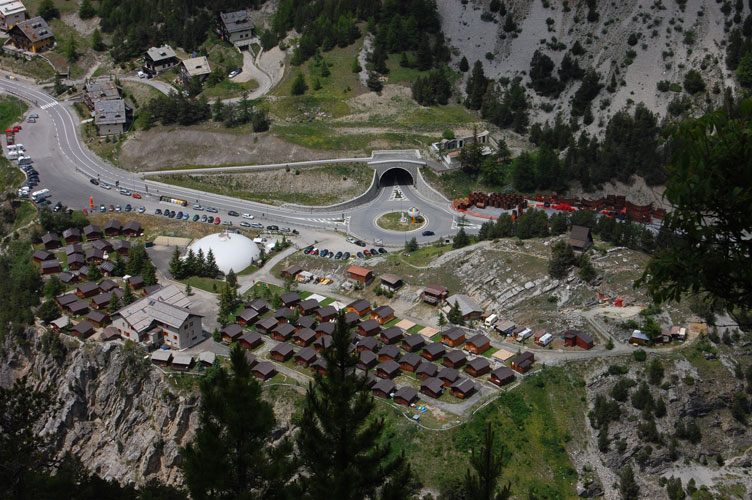Una volta all'esterno lo spazio è veramente limitato,trecento metri sotto di noi l'ingresso di Claviere e la Cappella si San Gervasio