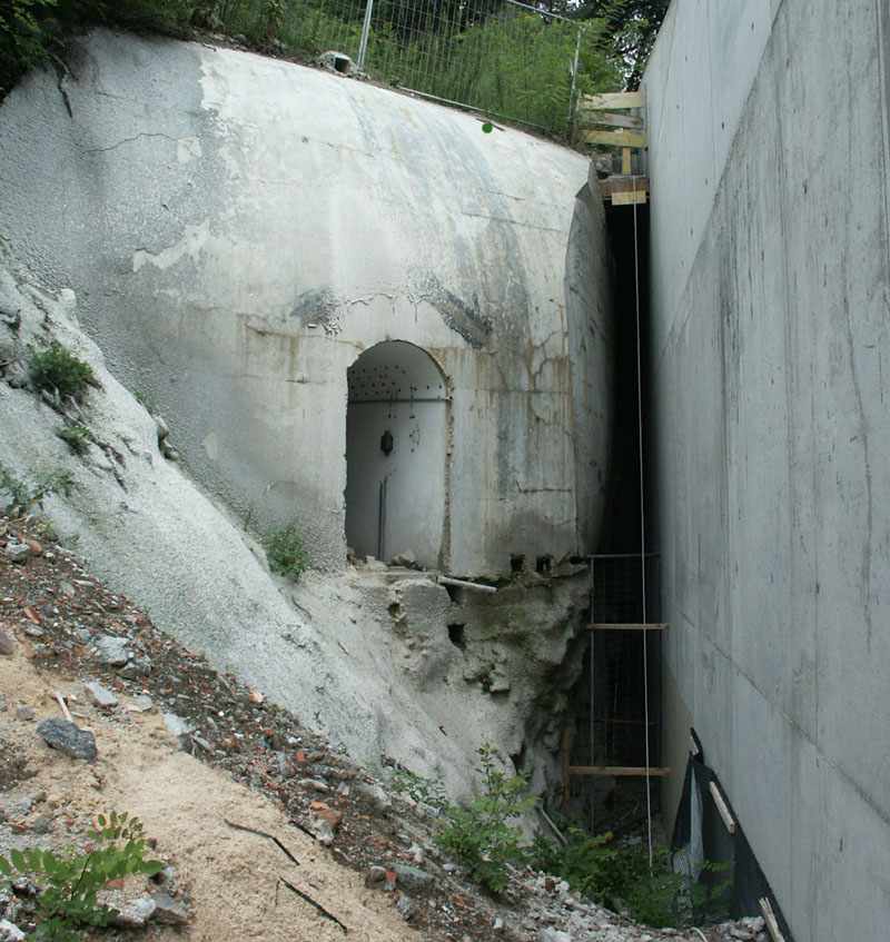 Quello che è rimasto dell'ingresso