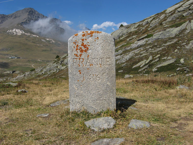 Colle del Piccolo Moncenisio-Cippo confinario conseguente il passaggio della Savoia alla Francia.Il Moncenisio comunque restava Italiano