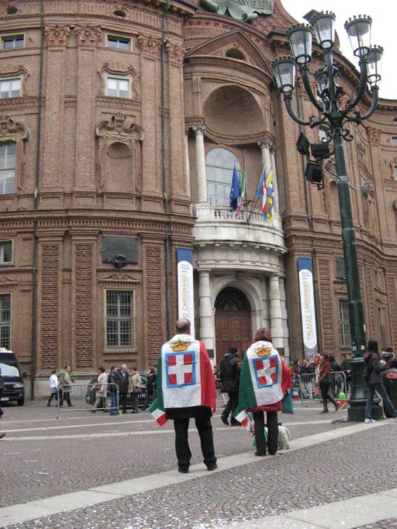 Di fronte a Palazzo Carignano non potevano certo mancare le Bandiere Sabaude