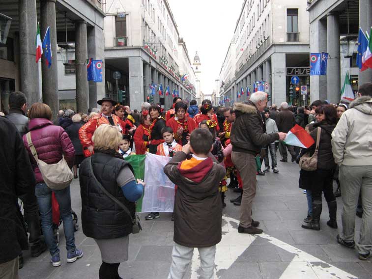 Folla in Via Roma