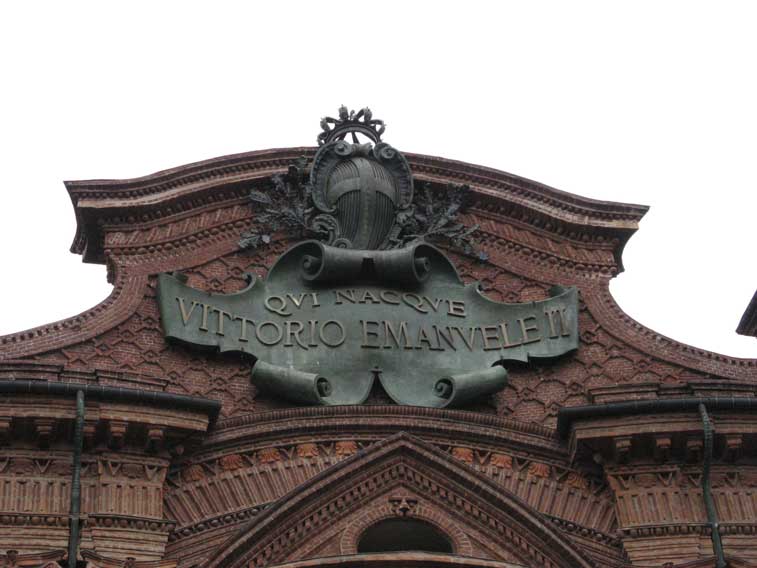 Targa bronzea sulla facciata di Palazzo Carignano a ricordo della nascita di Vittorio Emanuele II primo Re d'Italia