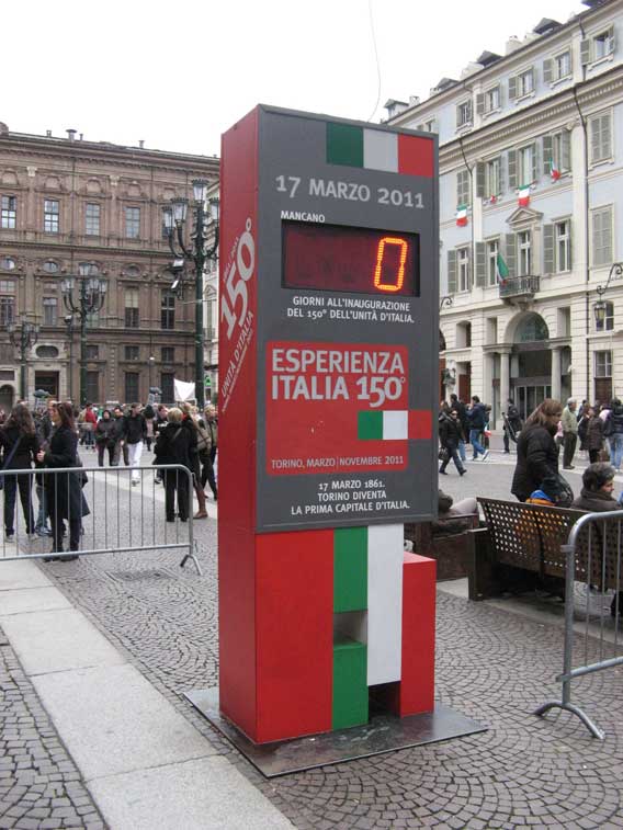 Piazza Carignano,l'orologio che segnava quanti giorni mancassero all'evento si è fermato:è il 17 marzo-Viva l'ITALIA