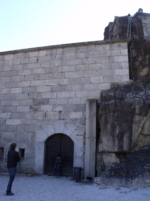 Portone di accesso al forte medio.