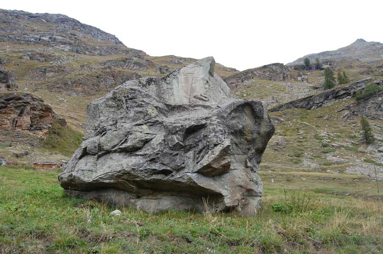 Il masso con inciso lo Stemma Sabaudo