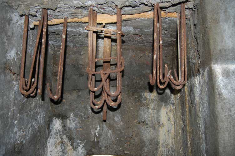 Particolare dell'armatura in tondini metallici e del perno filettato a cui veniva fissata la piastra