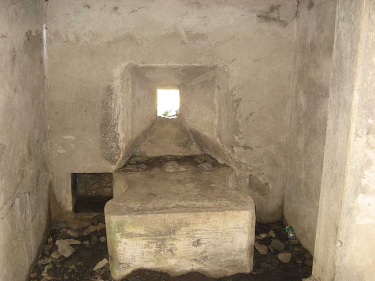 L'interno della casamatta con il basamento dell'arma