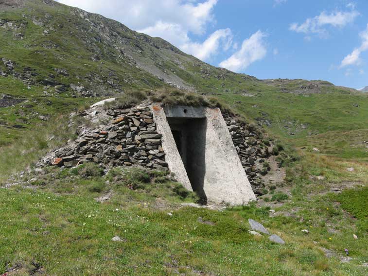 Il fronte E della postazione e l'ingresso